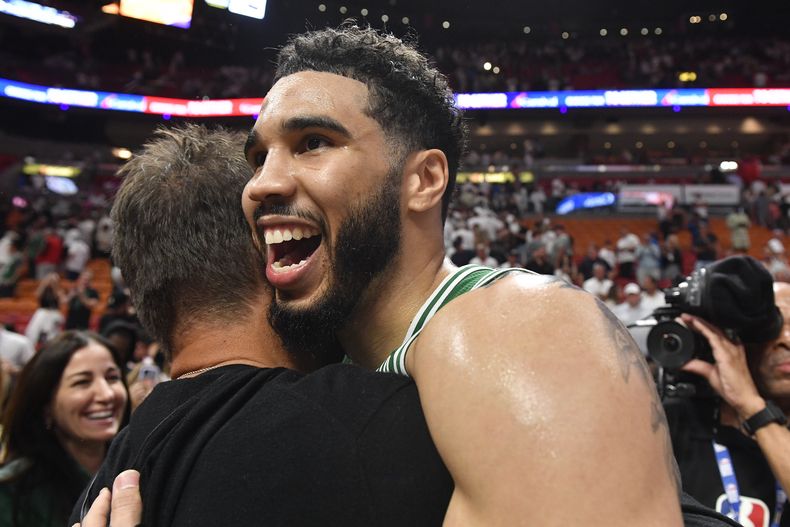 Jayson Tatum, de los Celtics de Boston, festeja la victoria sobre el Heat de Miami en el sexto partido de la final de la Conferencia Este, el sábado 27 de mayo de 2023 (AP Foto/Michael Laughlin)