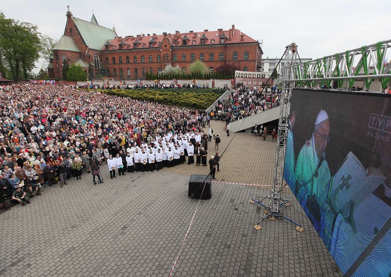 Una multitud se congreg&oacute; en el santuario de la Misericordia de Dios en Cracovia, Polinia, el domingo 27 de abril de 2014, para seguir la ceremonia de canonizaci&oacute;n del papa Juan Pablo II, nacido en Polonia. (Foto de AP/Czarek Sokolowski)