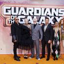 De izq a der: Vin Diesel, Pom Klementieff, James Gunn, Chris Pratt, Zoe Saldana, Karen Gillan en un evento para promocionar la película “Guardians of the Galaxy Vol. 3” en Disneyland Paris el 22 de abril de 2023. (Foto AP /Thomas Padilla)