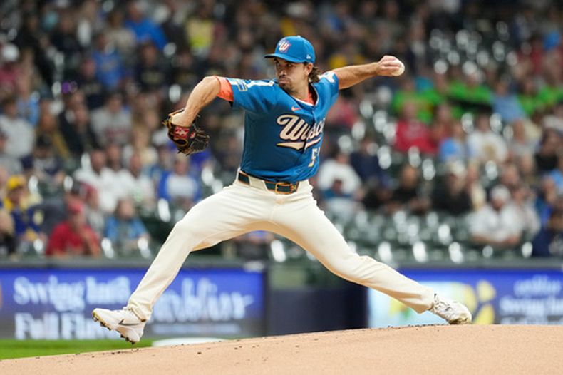 El pitcher de los Cerveceros de Milwaukee Robert Gasser lanza en la primera entrada ante los Cardenales de San Luis el viernes 25 de septiembre del 2026. (AP Foto/Aaron Gash)