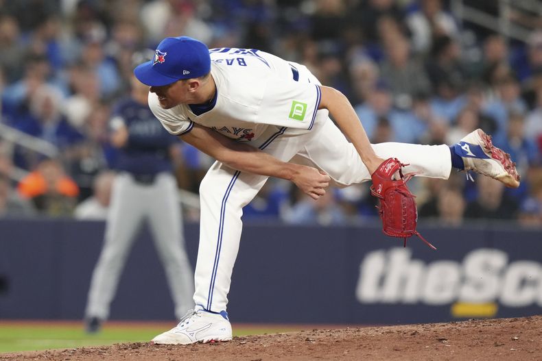 Chris Bassitt, de los Azulejos de Toronto, lanza en el encuentro del martes 9 de abril de 2024, ante los Marineros de Seattle (Chris Young/The Canadian Press via AP)