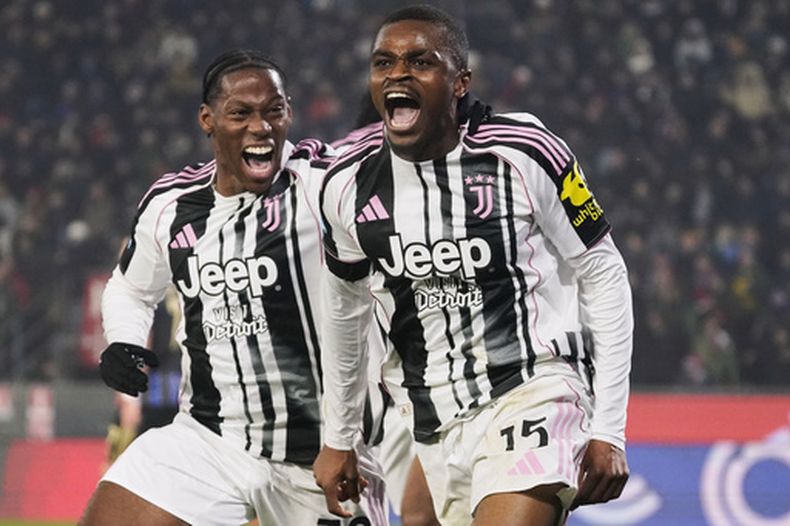 Pierre Kalulu de la Juvetnus celebra tras anotar en el encuentro de la Serie A ante Pisa el sábad 27 de diciembre del 2025. (Marco Bucco/LaPresse via AP)