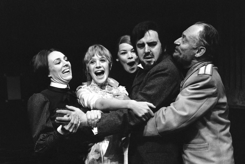 ARCHIVO - El elenco, de izquierda a derecha, Avril Elgar, Marianne Faithfull, Glenda Jackson, George Cole y Alan Webb, ensayan una representación de la obra de Chéjov Las tres hermanas, en el Royal Court Theatre de Londres, el 13 de abril de 1967. (Foto AP/Frank Leonard Tewkesbury, File)
