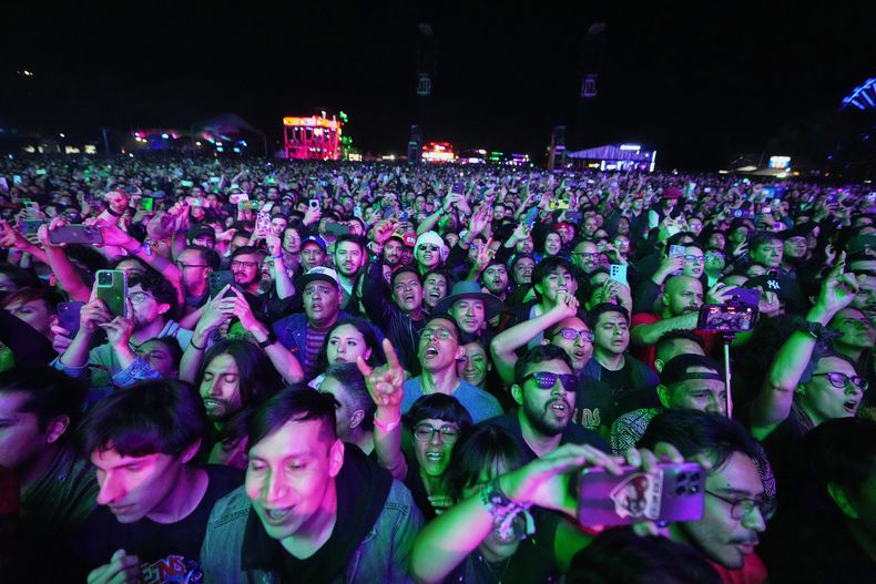 Fans de la banda de rock estadounidense Queens of the Stone Age durante su concierto en el festival Corona Capital en la Ciudad de México, el viernes 14 de noviembre de 2025. (Foto AP/Eduardo Verdugo)