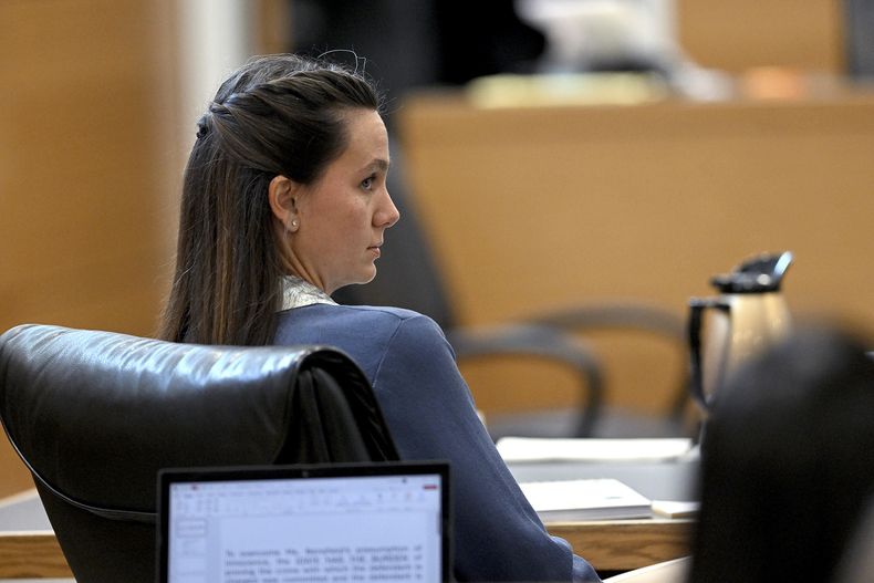 ARCHIVO - La acusada Ashley Benefield observa al jurado mientras éste se retira para deliberar durante su juicio, el 29 de julio de 2024, en el centro judicial del condado de Manatee, en Bradenton, Florida. (Tiffany Tompkins/The Bradenton Herald vía AP, Archivo)