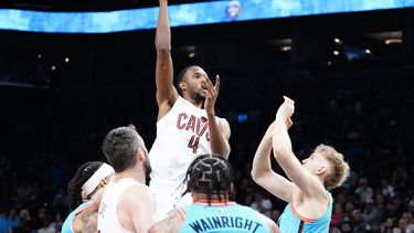 Garland y Mitchell guían a los Cavs a vencer a los Suns