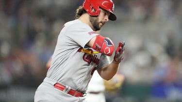 Alec Burleson, de los Cardenales de San Luis, festeja al recorrer las bases tras conectar un jonrón en el juego del miércoles 7 de junio de 2023, ante los Rangers de Texas (AP Foto/Jim Cowsert)