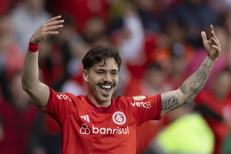Mauricio del Internacional de Porto Alegre celebra tras anotar el primer gol de su equipo ante el Independiente de Medellin en la Copa Libertadores el miércoles 28 de junio del 2023. (AP Foto/Liamara Polli)