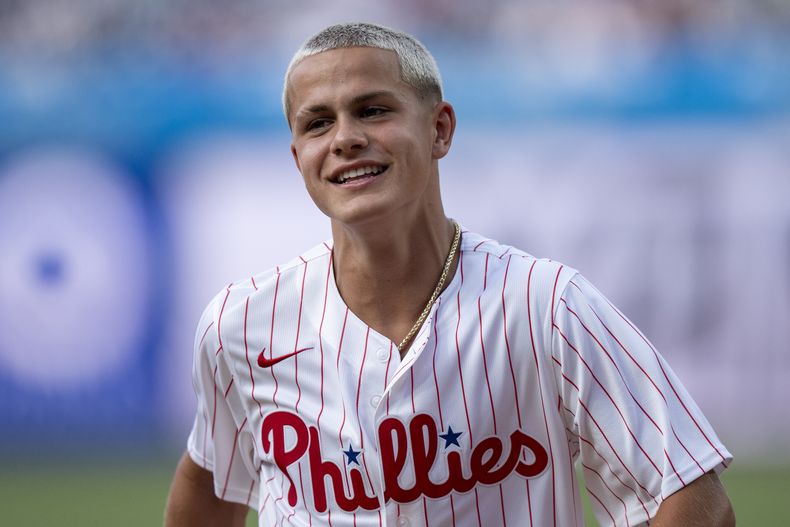 Cavan Sullivan, del Union de Filadelfia, sonríe luego de hacer el primer lanzamiento en el juego entre los Filis y los Yankees de Nueva York, el martes 30 de juli8o de 2024 (AP Foto/Chris Szagola)