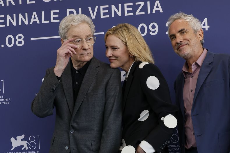 Kevin Kline, de izquierda a derecha, Cate Blanchett y el director Alfonso Cuarón posan en la sesión fotográfica de la serie de televisión Disclaimer durante la 81ª edición del Festival de Cine de Venecia en Venecia, Italia, el jueves 29 de agosto de 2024. (Foto Joel C Ryan/Invision/AP)