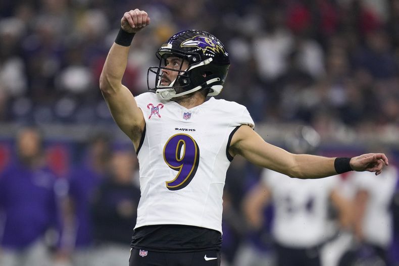 ARCHIVO - Justin Tucker, pateador de los Ravens de Baltimore, convierte un punto extra contra los Texans de Houston el miércoles 25 de diciembre de 2024. (AP Foto/Eric Christian Smith, archivo)