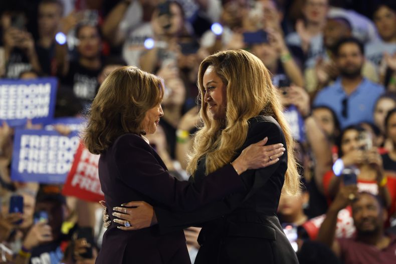 Beyonce, derecha, y la candidata presidencial demócrata Kamala Harris, izquierda, se abrazan en el escenario durante un mitin de campaña el viernes 25 de octubre de 2024 en Houston. (Foto AP/Annie Mulligan)