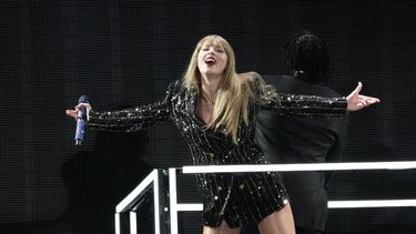 Taylor Swift durante su presentación en la gira Eras el lunes 7 de agosto de 2023, en el SoFi Stadium en Los Angeles. (Foto AP/Chris Pizzello)