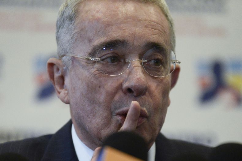 ARCHIVO - El expresidente Álvaro Uribe en una conferencia de prensa en la sede del partido Centro Democrático tras un encuentro con el presidente electo Gustavo Petro en Bogotá, Colombia, el miércoles 29 de junio de 2022. Uribe desmintió el 21 de noviembre unas declaraciones del exjefe paramilitar Salvatore Mancuso ante la Justicia por la Paz en las que aseguró que autoridades militares estaban implicadas en una masacre en 1997 al norte de Colombia. (AP Foto/Lina Gasca, Archivo)