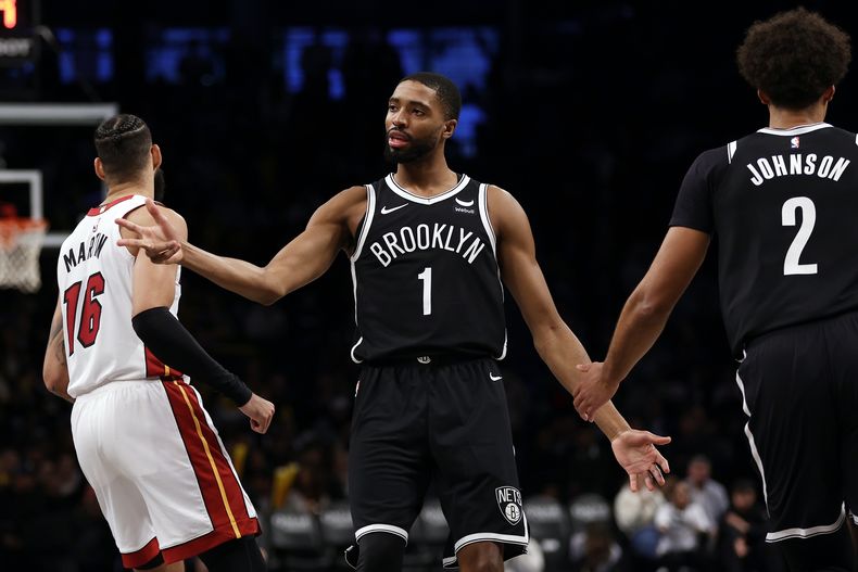 Mikal Bridges, alero de los Nets de Brooklyn, festeja luego de atinar un triple en el partido del sábado 25 de noviembre de 2023, ante el Heat de Miami (AP Foto/Adam Hunger)