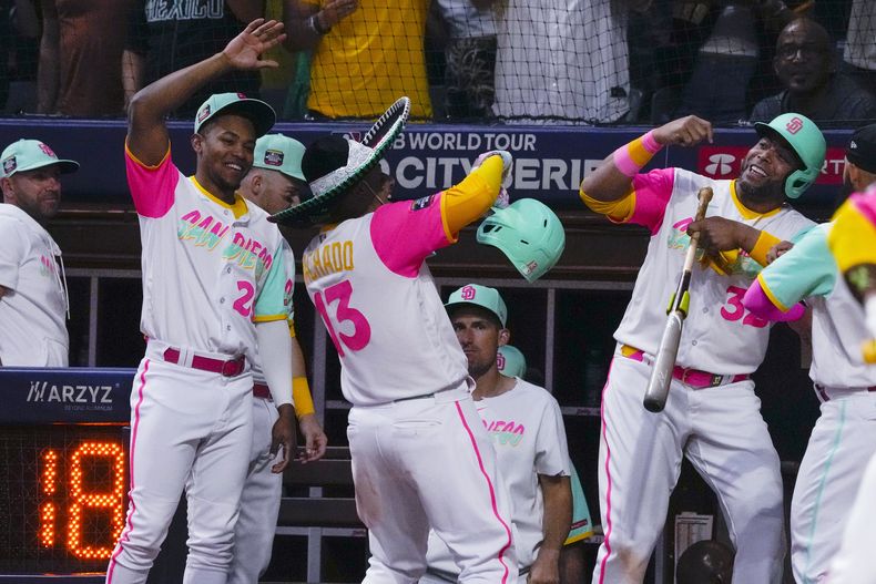 El dominicano Manny Machado, de los Padres de San Diego, festeja con un sombrero de charro tras conectar un jonrón de dos carreras ante los Gigantes de San Francisco, el sábado 29 de abril de 2023, en Ciudad de México (AP Foto/Fernando Llano)