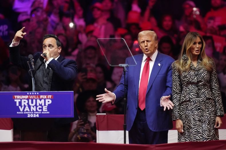 ARCHIVO - El candidato presidencial republicano, el expresidente Donald Trump, al centro, y la exprimera dama Melania Trump, a la derecha, escuchan al cantante de ópera Christopher Macchio en un mitin de campaña en el Madison Square Garden, el 27 de octubre de 2024, en Nueva York. (Foto AP/Evan Vucci, archivo)