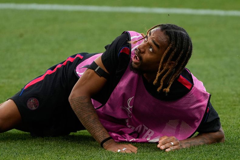 El jugador del PSG, Bradley Barcola, observa el balón durante una sesión de entrenamiento previa al partido de fútbol de la Supercopa de la UEFA contra el Aston Villa en Salzburgo, Austria, el martes 11 de agosto de 2026. (Foto AP/Darko Bandic)