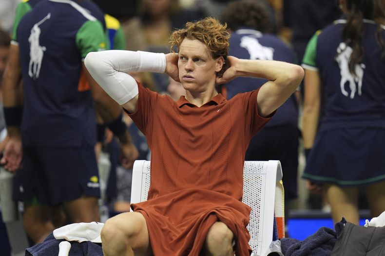 Jannik Sinner durante un pausa de la final masculina del Abierto de Estados Unidos contra Carlos Alcaraz, el domingo 7 de septiembre de 2025 en Nueva York. (AP Foto/Seth Wenig)
