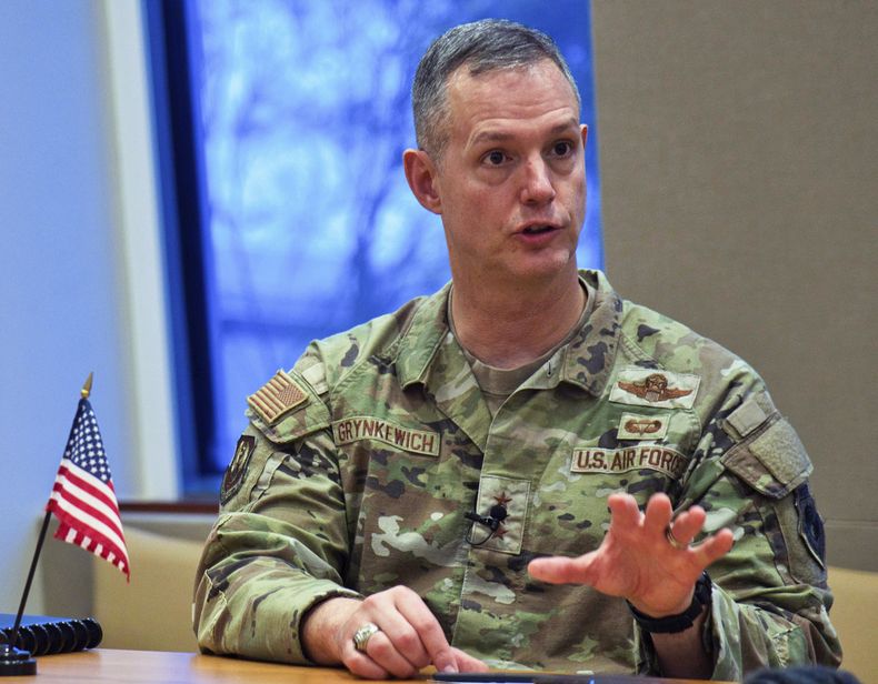ARCHIVO - El entonces teniente general Alexus Grynkewich, al frente de la unidad aérea del Mando Central de Estados Unidos, habla en conferencia de prensa en la Embajada de Estados Unidos en Abu Dabi, Emiratos Árabes Unidos, el 20 de septiembre de 2023. (AP Foto/Jon Gambrell, archivo)