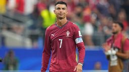 ARCHIVO - El delantero portugués Cristiano Ronaldo se retira del campo tras la derrota ante España en los octavos de final del Mundial, el lunes 6 de julio de 2026, en Arlington, Texas. (AP Foto/Julio Cortez)