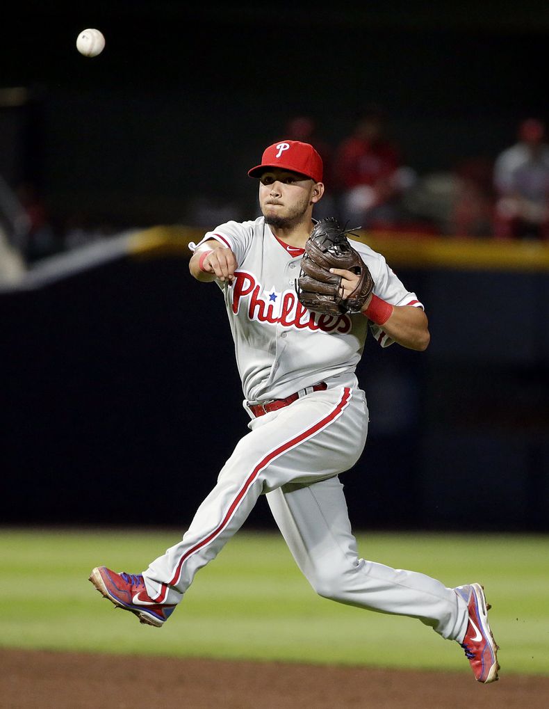 En esta foto del 26 de septiembre de 2013, el pelotero venezolano Freddy Galvis, de los Filis de Filadelfia, lanza a la inicial durante un juego contra los Bravos de Atlanta. El viernes 21 de marzo de 2014 se diagnostic&oacute; a Galvis una infecci&oacute