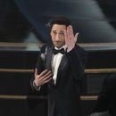 Adrien Brody al ganar el Oscar a mejor actor por su papel en The Brutalist, en el Teatro Dolby de Los Angeles, el 2 de marzo de 2025. (AP Foto/Chris Pizzello)