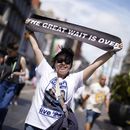 Un fan de Oasis sostiene una pancarta antes del primer espectáculo de su tan esperada gira de reunión que comienza en el Principality Stadium, en Cardiff, el viernes 4 de julio de 2025. (Jordan Pettitt/PA via AP)