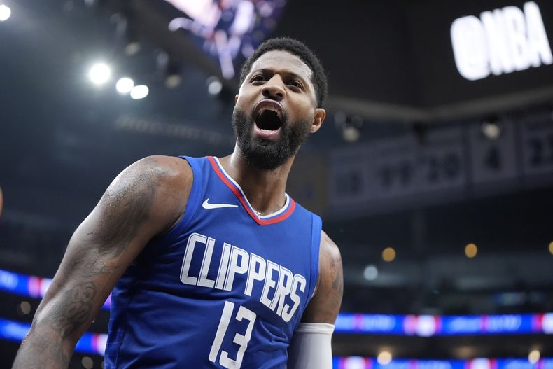 Paul George, alero de los Clippers de Los Ángeles, festeja tras lograr una clavada en el partido del martes 16 de enero de 2024, ante el Thunder de Oklahoma City (AP Foto/Mark J. Terrill)