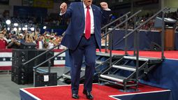 El presidente de EEUU Donald Trump baila en un mitin de campaña en el Alico Arena, en el campus de la Universidad de la Costa del Golfo de Florida, el viernes 23 de octubre de 2026, en Fort Myers, Florida. (AP Foto/Mark Schiefelbein)