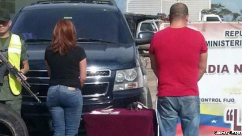 El hombre, acompañado por una venezolana, enseñó a los militares unas credenciales de la empresa estatal PDVSA y llevaba en el vehículo un rotulado con las siglas de dicha petrolera.