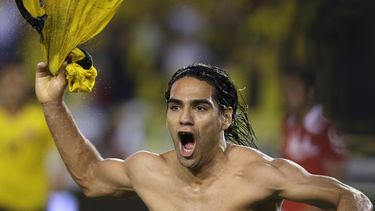 americateve | El jugador de Colombia, Radamel Falcao, festeja un gol contra Chile en las eliminatorias mundialistas el viernes, 11 de octubre de 2013, en Barranquilla, Colombia. (AP Photo/Ricardo Mazalan)