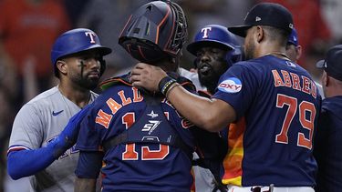 El puertorriqueño Martín Maldonado, de los Astros de Houston, y el cubano Adolis García (derecha), de los Rangers de Texas, discuten en el juego del miércoles 26 de julio de 2023 (AP Foto/Kevin M. Cox)
