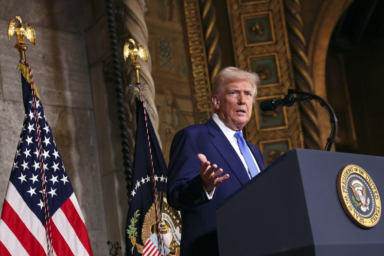 El presidente Donald Trump habla en su mansión de Mar-a-Lago, el martes 18 de febrero de 2025, en Palm Beach, Florida. (Foto compartida vía AP)