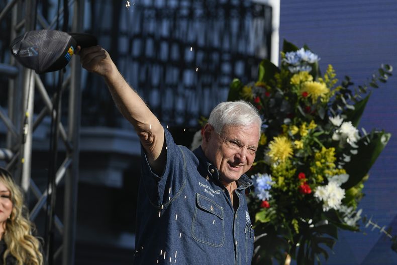 ARCHIVO - El expresidente panameño Ricardo Martinelli saluda a sus seguidores en un acto de campaña, en Ciudad de Panamá, el 3 de febrero de 2024. (AP Foto/Agustín Herrera, archivo)