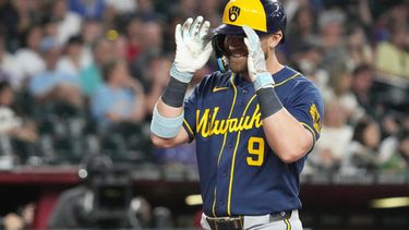 Jake Bauers, de los Cerveceros de Milwaukee, reacciona tras conectar un jonrón de dos carreras contra los Diamonbacks de Arizona en la séptima entrada de un partido de béisbol, el domingo 5 de julio de 2026, en Phoenix. (Foto AP/Rick Scuteri)