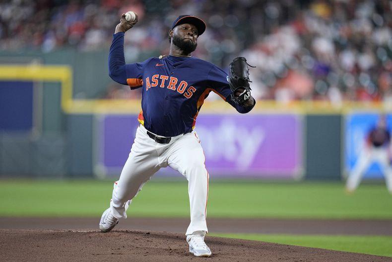 El abridor de los Astros de Houston Cristian Javier lanza en la primera entrada ante los Rangers de Texas el 14 de abril del 2024. (AP Foto/Kevin M. Cox)