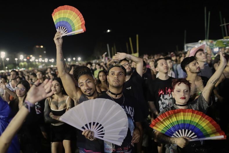 Fans vitorean mientras ven el concierto gratuito de Lady Gaga en la playa de Copacabana, en Río de Janeiro, el domingo 4 de mayo de 2025. (Foto AP/Bruna Prado)