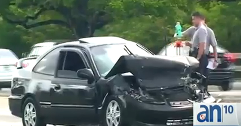 Un chofer estrelló su vehículo contra un autobús en Hialeah y fue hospitalizado.