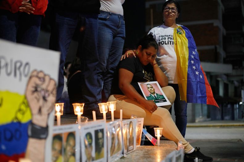 Familiares de detenidos que, según dicen, se encuentran retenidos por motivos políticos esperan afuera de El Helicoide --sede del servicio de inteligencia de Venezuela y centro de detención-- luego que la Asamblea Nacional aprobara un proyecto de ley de amnistía, el jueves 19 de febrero de 2026, en Caracas. (AP Foto/Cristian Hernandez)