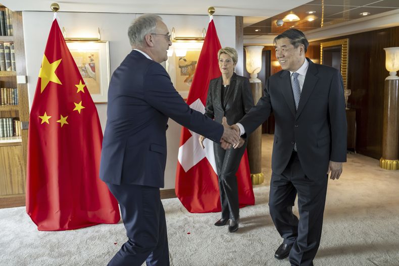 El ministro de Economía de Suiza, Guy Parmelin (izquierda), estrecha la mano del vice primer ministro chino, He Lifeng, junto a la presidenta de Suiza, Karin Keller-Sutter, durante una reunión bilateral en Ginebra, Suiza, el 9 de mayo de 2025. (Martial Trezzini/Keystone vía AP, Pool)
