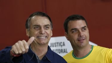 ultraderechista bolsonaro gana primera ronda en brasil