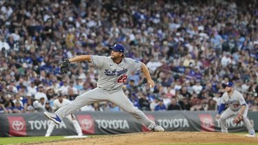 El abridor de los Dodgers de Los Ángeles Clayton Kershaw trabaja la sexta entrada del encuentro ante los Rockies de Colorado el martes 27 de junio del 2023. (AP Foto/David Zalubowski)