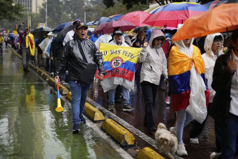 Partidarios del expresidente colombiano Álvaro Uribe Vélez marchan para mostrarle su apoyo tras ser condenado a 12 años de arresto domiciliario por manipulación de testigos y soborno, en Bogotá, Colombia, el jueves 7 de agosto de 2025. (AP Foto/Fernando Vergara)