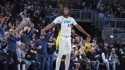 El pívot de los Pacers de Indiana, Myles Turner celebra luego de encestar un triple ante el Heat de Miami, durante la segunda mitad del juego de baloncesto de la NBA, en Indianápolis, el domingo 17 de noviembre de 2024. (AP Foto/Michael Conroy)