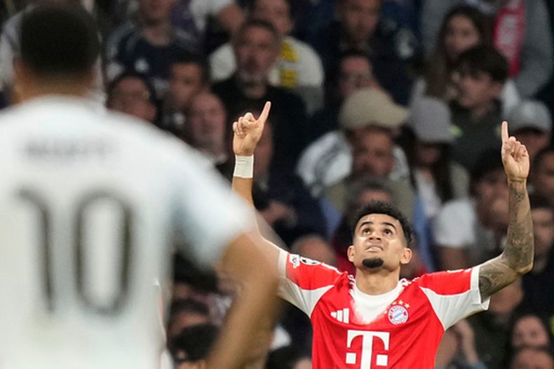 Luis Díaz festeja tras anotar el primer gol del Bayern Múnich en la victoria 2-1 ante el Real Madrid por los cuartos de final de la Liga de Campeones, el martes 7 de abril de 2026. (AP Foto/José Bretón)