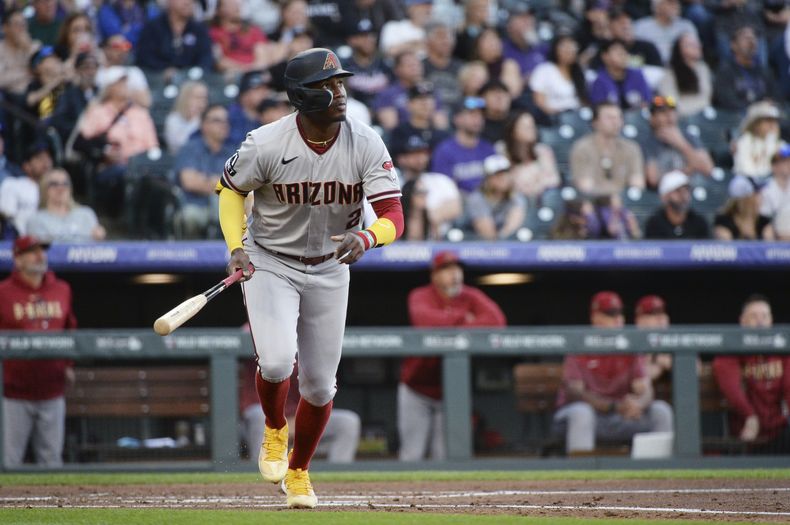 El dominicano Geraldo Perdomo, de los Diamondbacks de Arizona, trota tras conectar un jonrón de tres carreras ante los Rockies de Colorado, el sábado 29 de abril de 2023 (AP Foto/Geneva Heffernan)