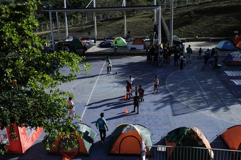 Tres días después del sismo que azotó Cali, Colombia, el jueves 13 de agosto de 2026, personas evacuadas de sus hogares dañados por el terremoto acampan en un parque. (AP Foto/Iván Valencia)