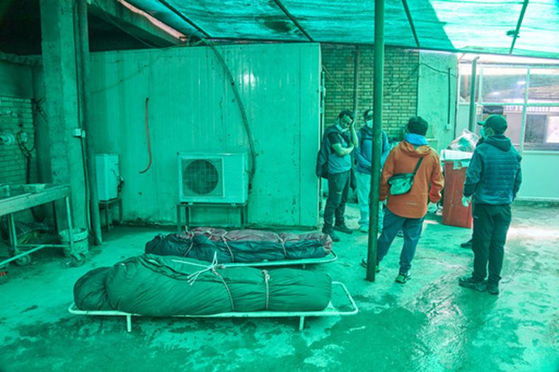 Los cuerpos de dos escaladores nepalíes, recuperados tras una avalancha en el monte Himlung, en la morgue de un hospital en Katmandú, Nepal, el 28 de septiembre de 2026. (AP Foto/Niranjan Shrestha)
