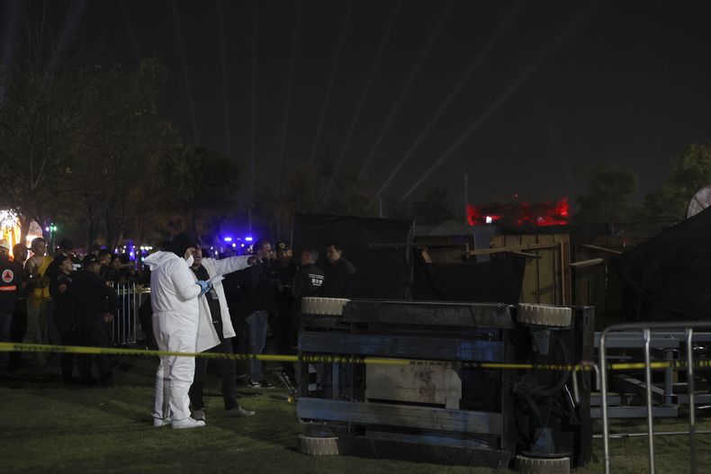 Investigadores examinan una estructura colapsada que provocó heridas mortales a dos personas en el festival AXE Ceremonia en el Parque Bicentenario en la Ciudad de México el sábado 5 de abril de 2025. (Foto AP/Ginnette Riquelme)